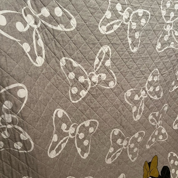 Disney Mini Mouse Grey Comforter 64”x89”
E - Picture 4 of 4